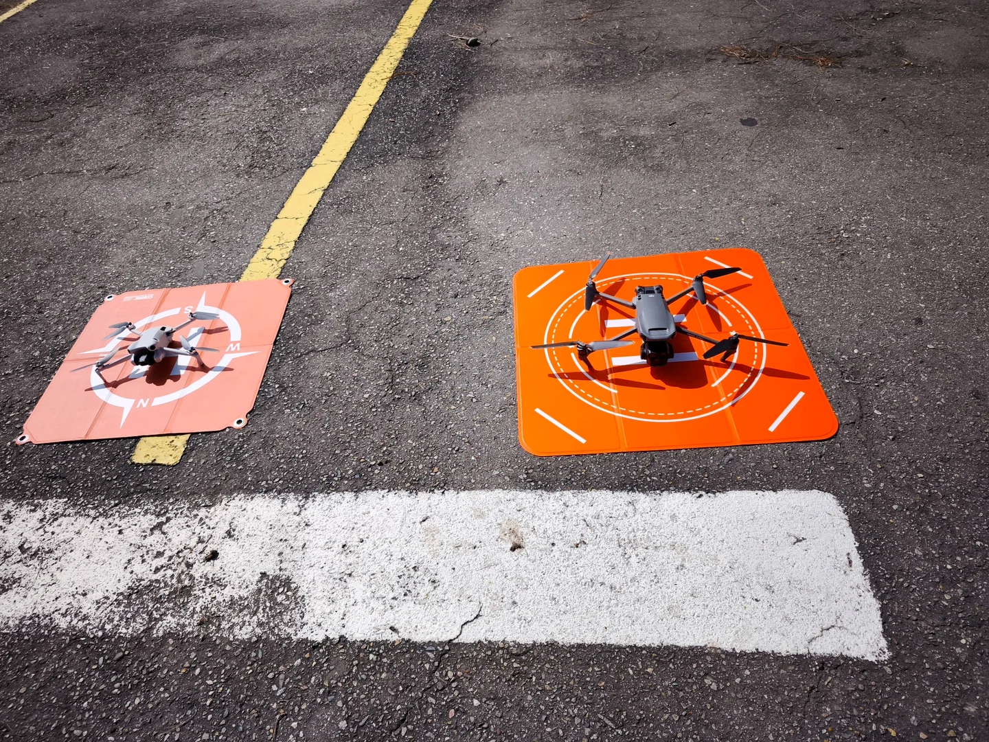 Drones ubicados en plataformas de despegue para trabajo de campo